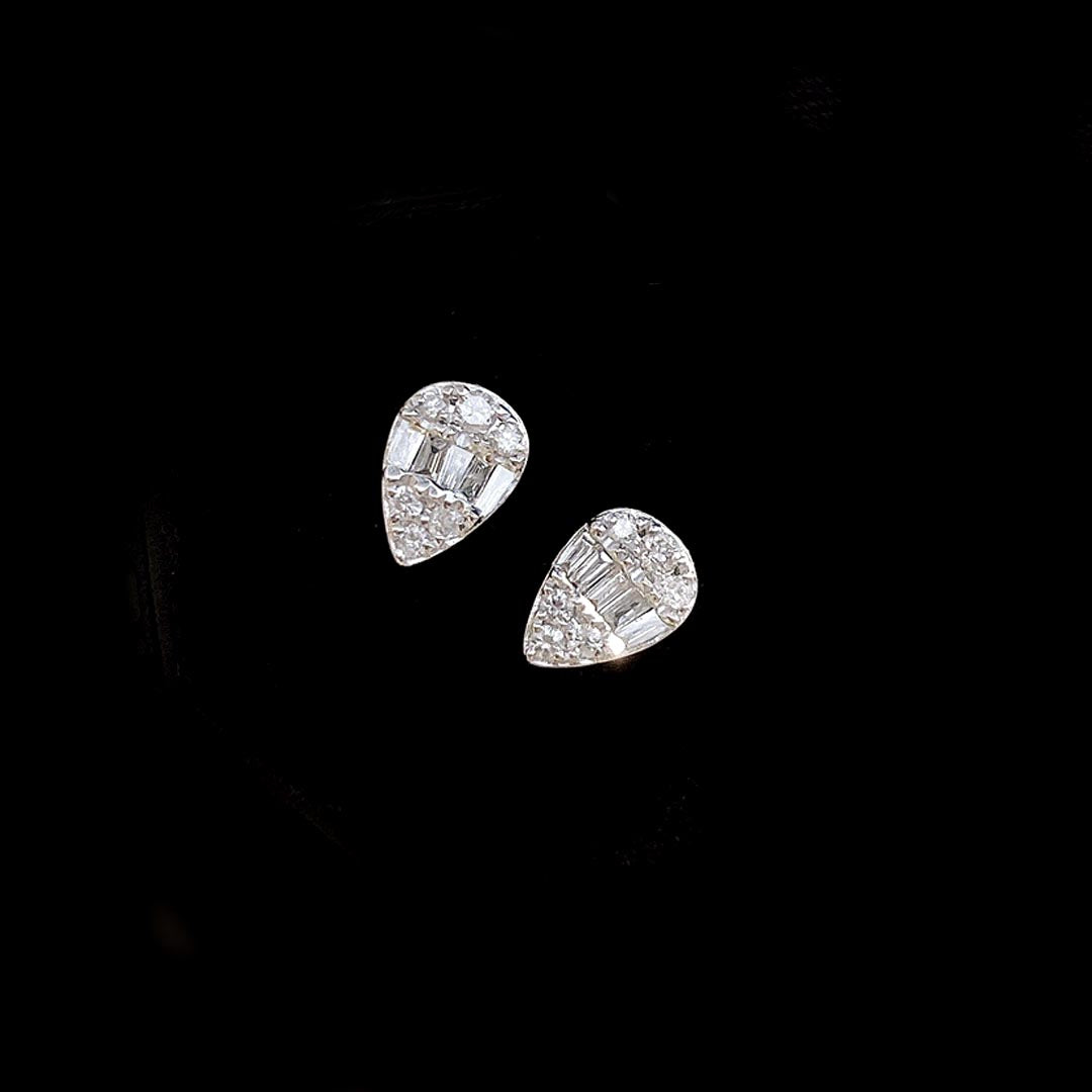 0.2ct pear shape diamnd earrings in 18k white gold