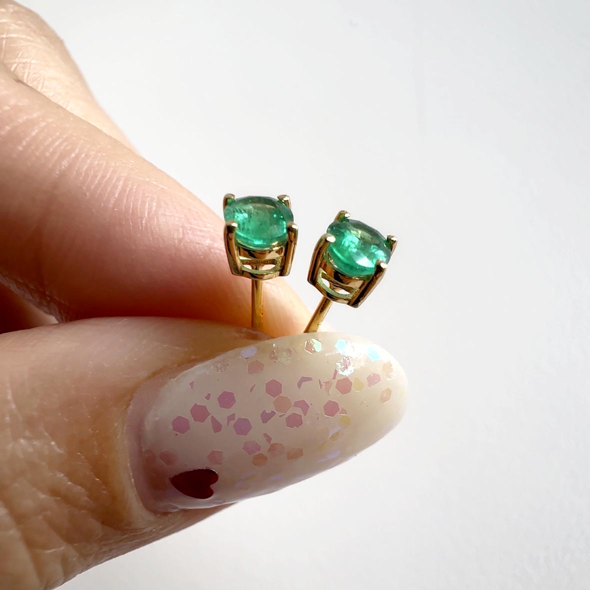 single tulip oval emerald earrings in 18k gold zoom