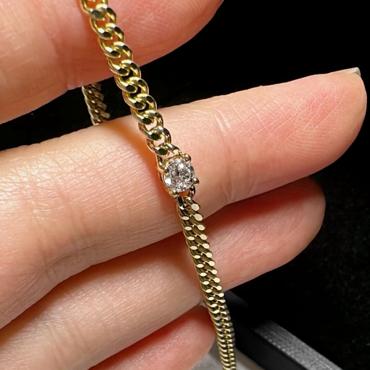 ooak 0.25ctround diamond cuban link bracelet in 18k gold on hand