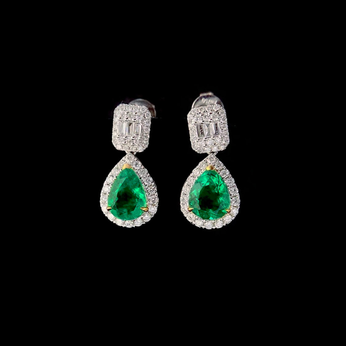 1.05ct emerald diamond earrings in 18k white gold