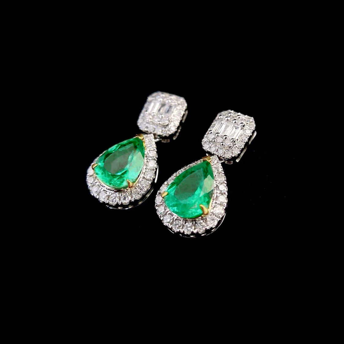 1.05ct emerald diamond earrings in 18k white gold