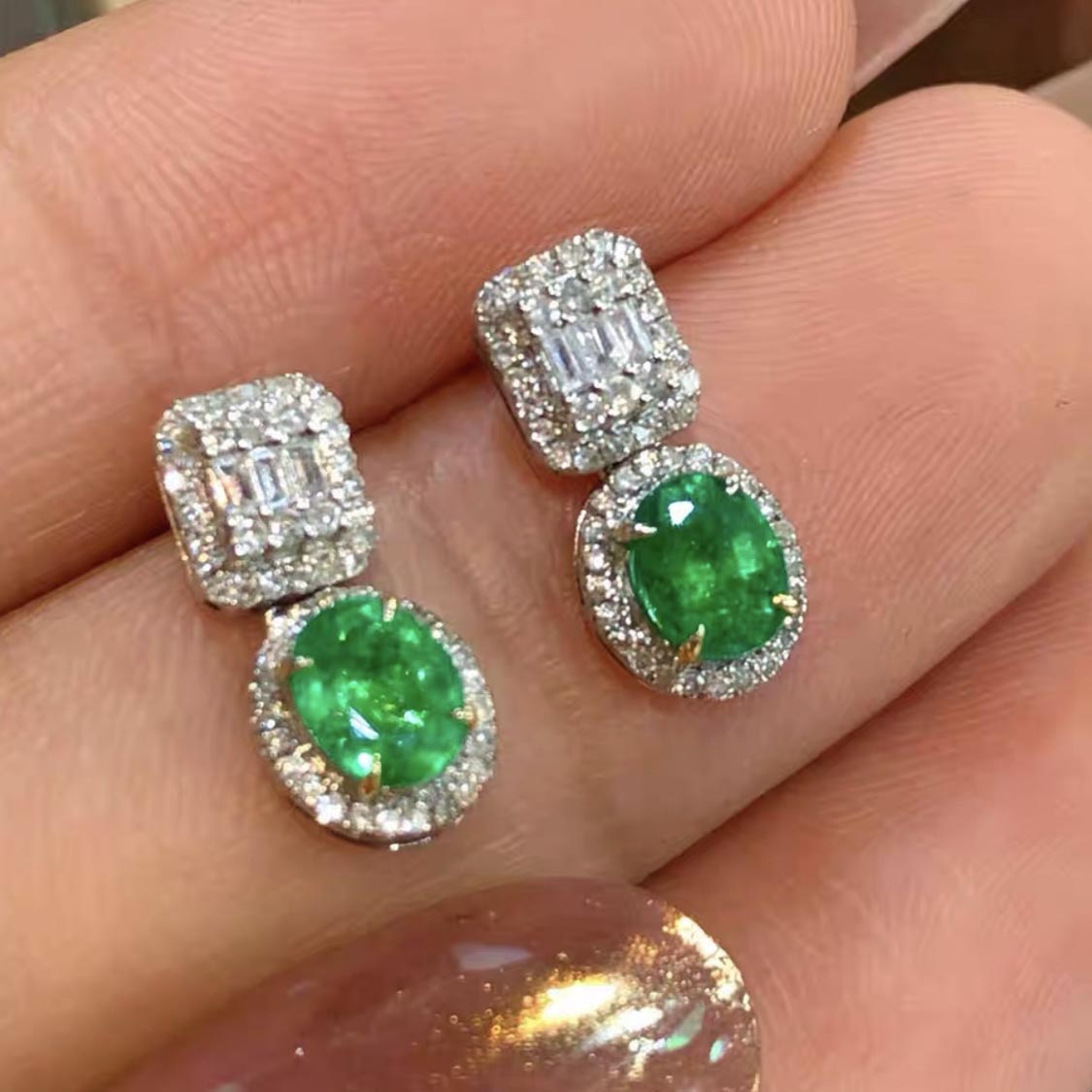 0.9ct oval emerald diamond earring 18k white gold zoom