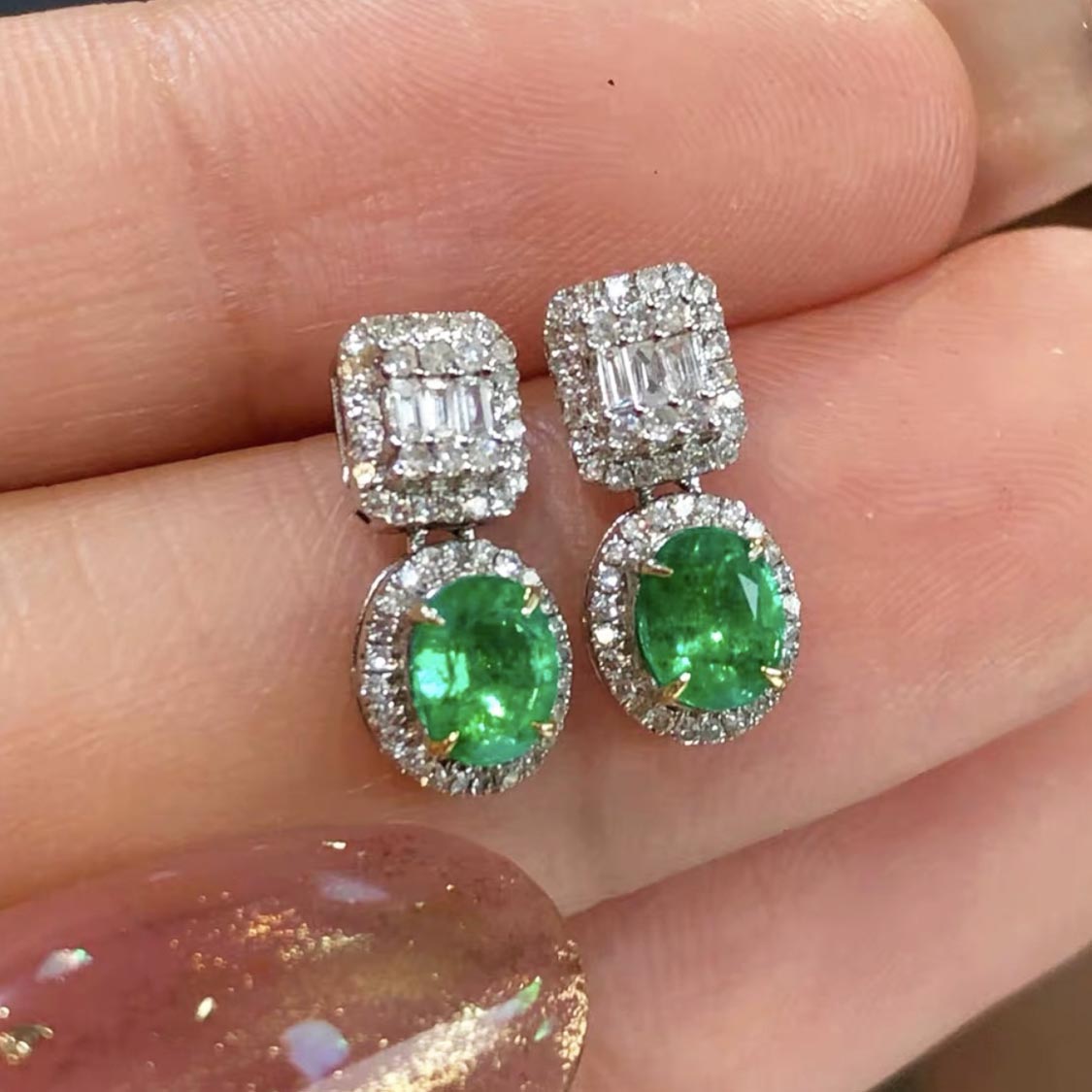 0.9ct oval emerald diamond earring 18k white gold on hand