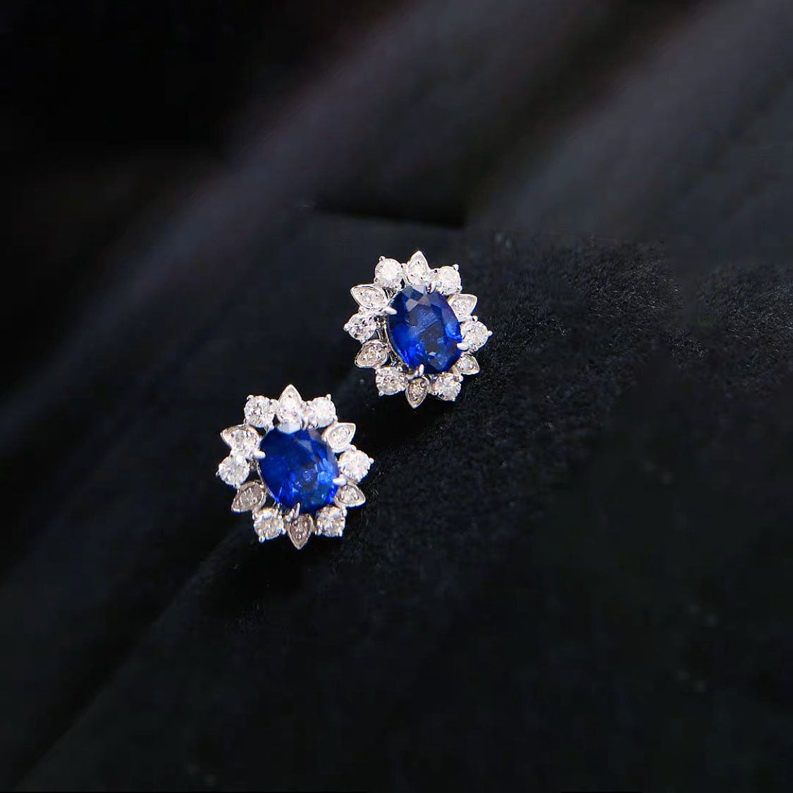 snowflake diamonds and sapphires earrings in 18k white gold