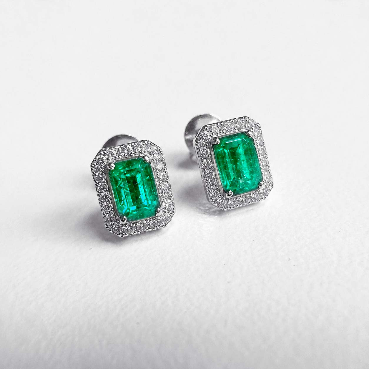 1.2ct emerlad diamond halo earrings in 18k white gold