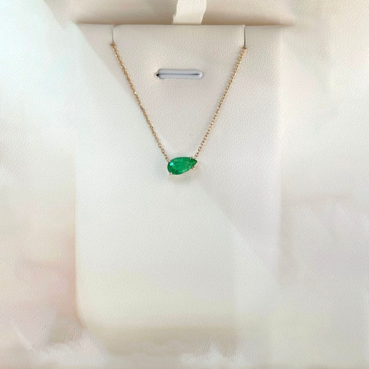 1ct pear cut emerald necklace in 18k gold