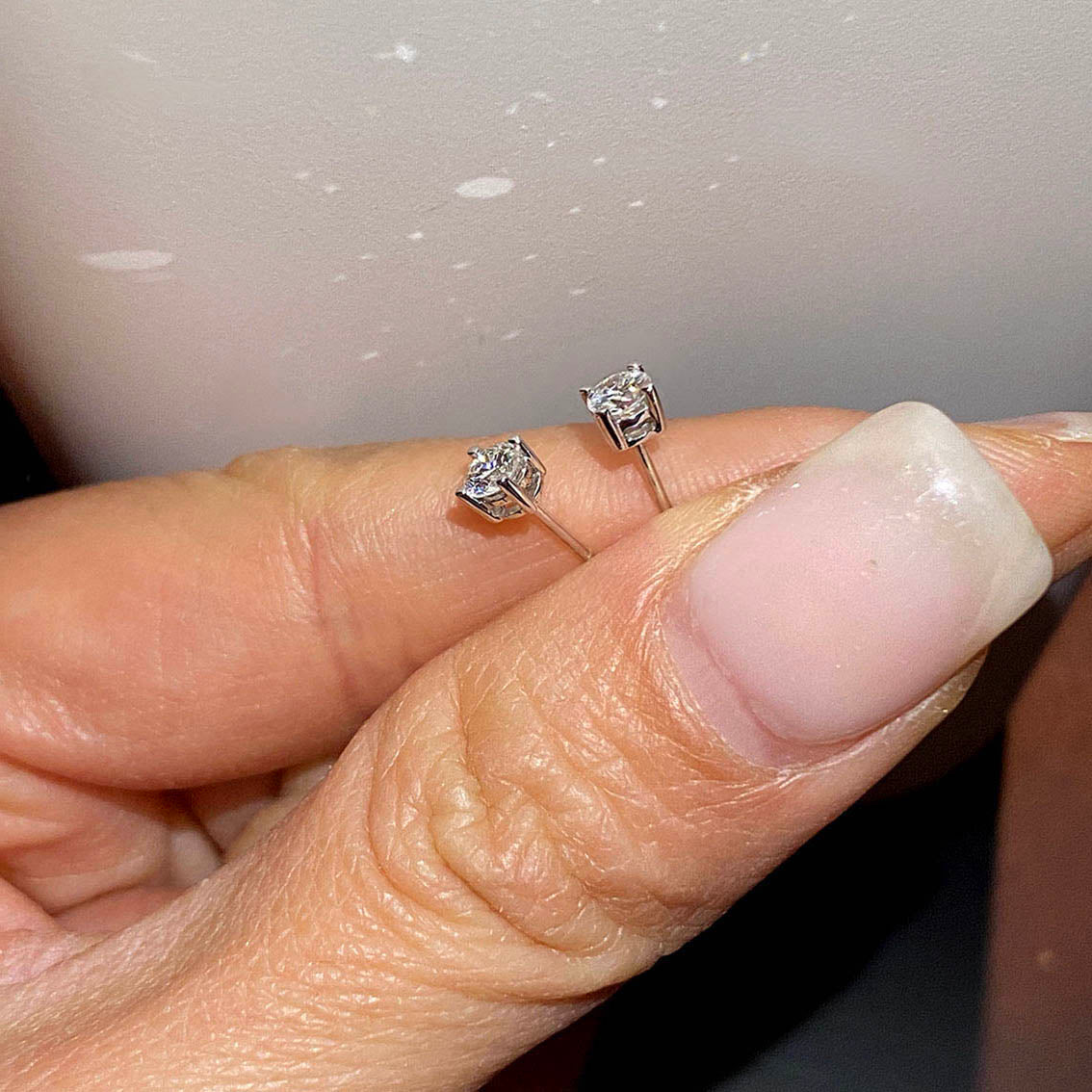 Diamondere Orecchini A Perno In Oro 9ct Con Diamante E Zaffiro - 0,20 Carati - Certificati DGLA - Confezione Regalo