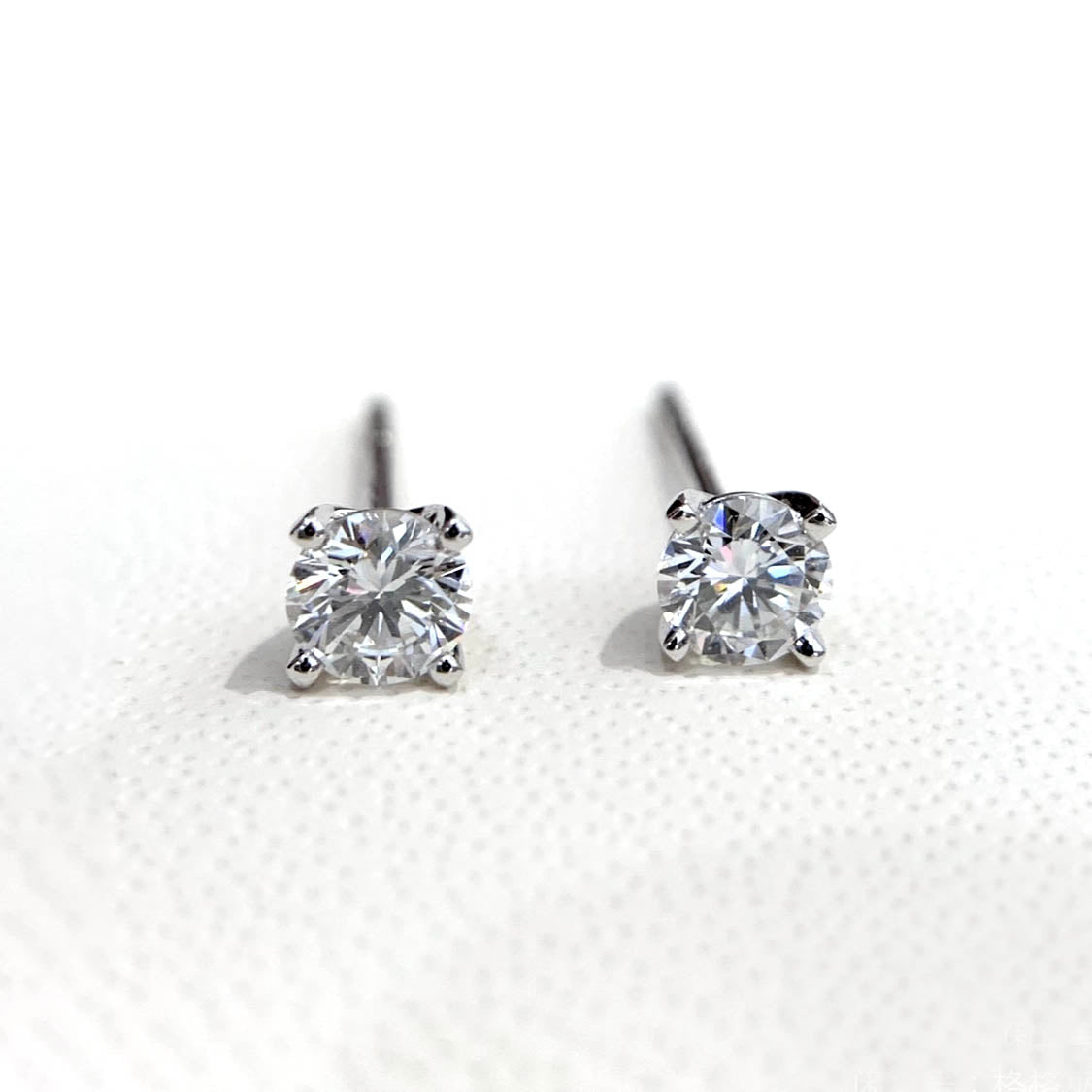 0.6ct diamond stud earrings in 18k white gold