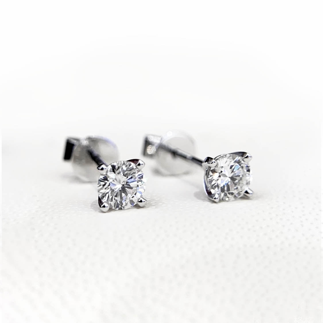 0.6ct diamond stud earrings in 18k white gold