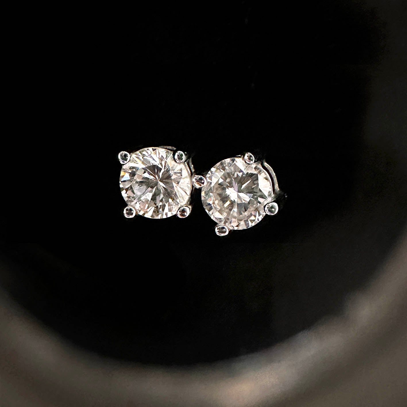 0.8ct diamond stud earrings in 18k white gold