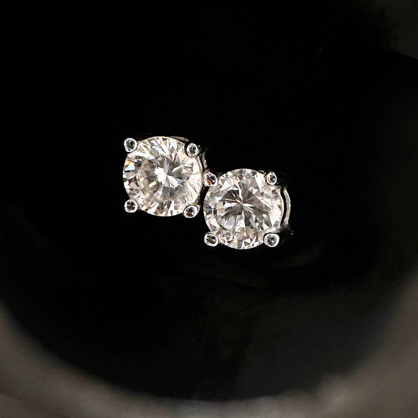 0.8ct diamond stud earrings in 18k white gold