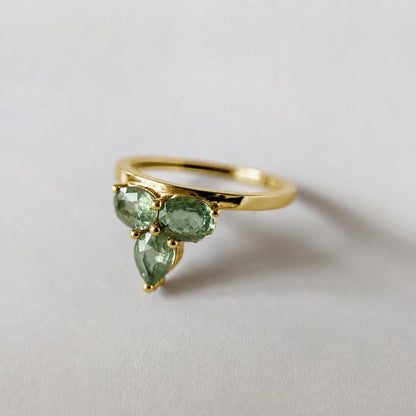 eden green sapphire ring in 18k gold side