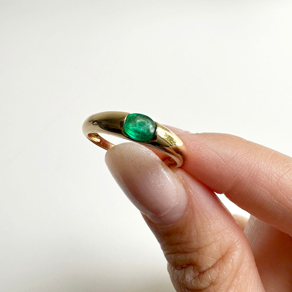 single tulip oval emerald ring in 18k gold