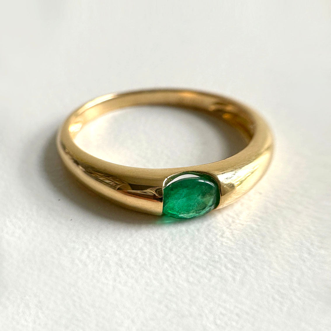 single tulip oval emerald ring in 18k gold