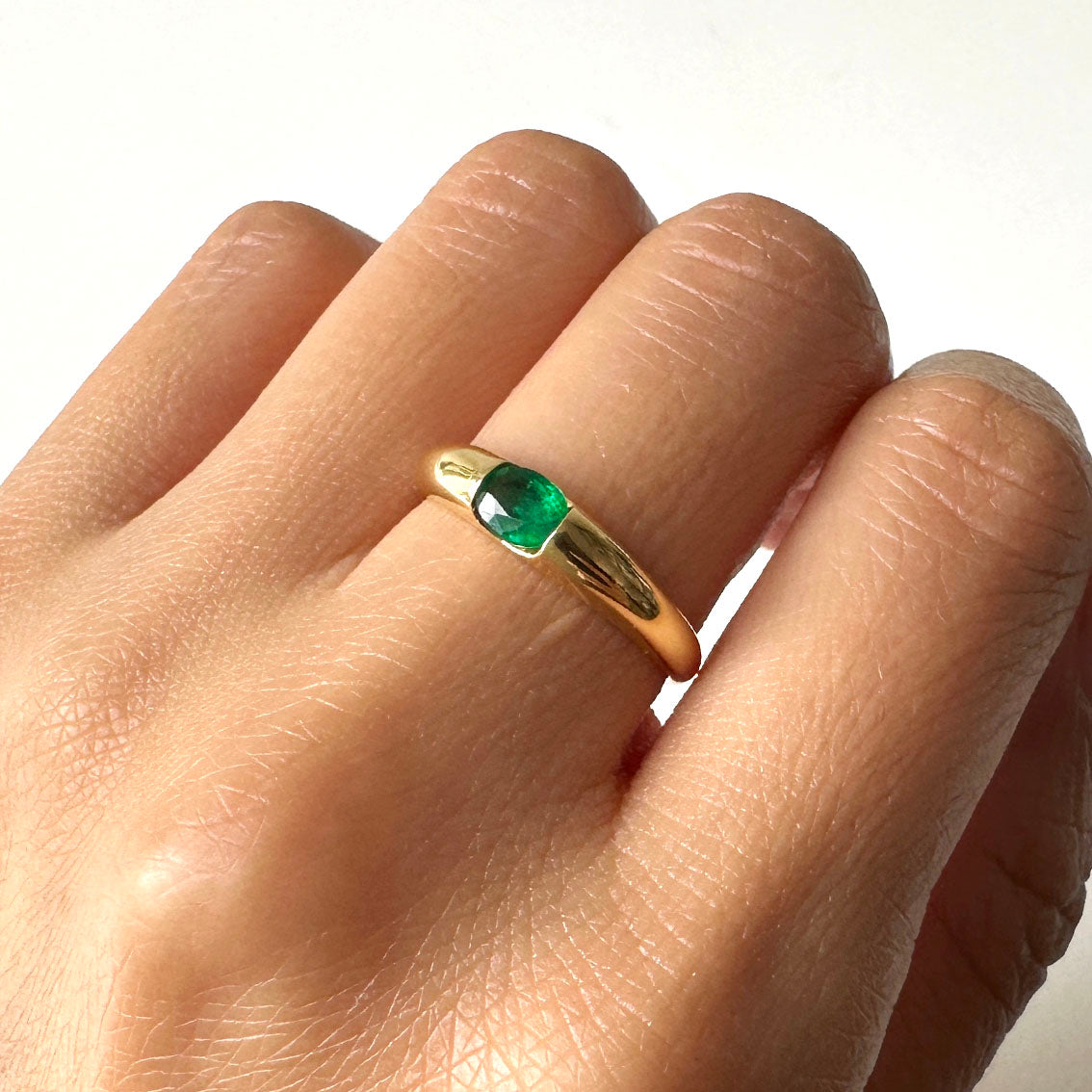 single tulip oval emerald ring in 18k gold on hand