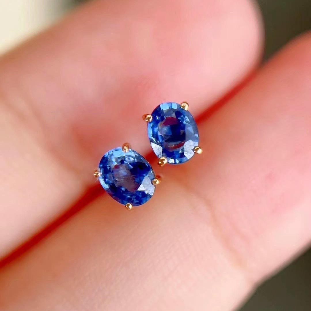 1.0ct oval sapphire earrings in 18k gold on hand