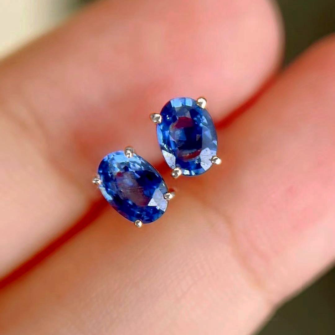 single tulip 1.2ct oval sapphire earrings in 18k white gold on hand