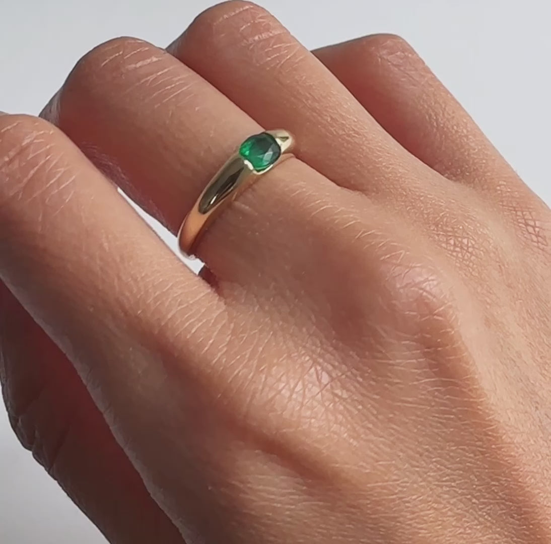 single tulip oval emerald ring in 18k gold video