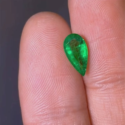 1ct pear cut emerald necklace in 18k gold video