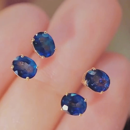 1.0ct oval sapphire earrings in 18k gold video