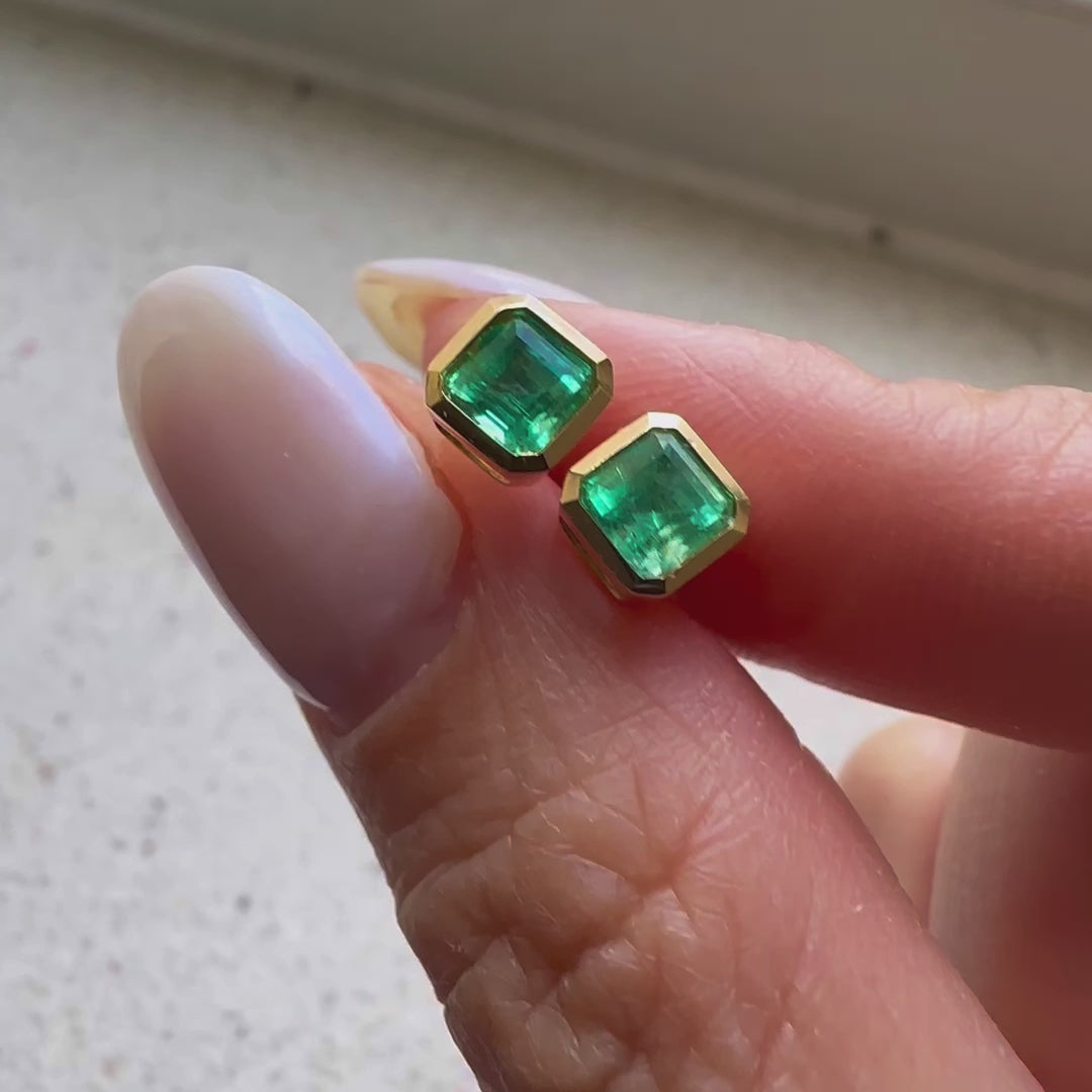 0.87ct bezel set asscher emerald earrings in 18k gold video