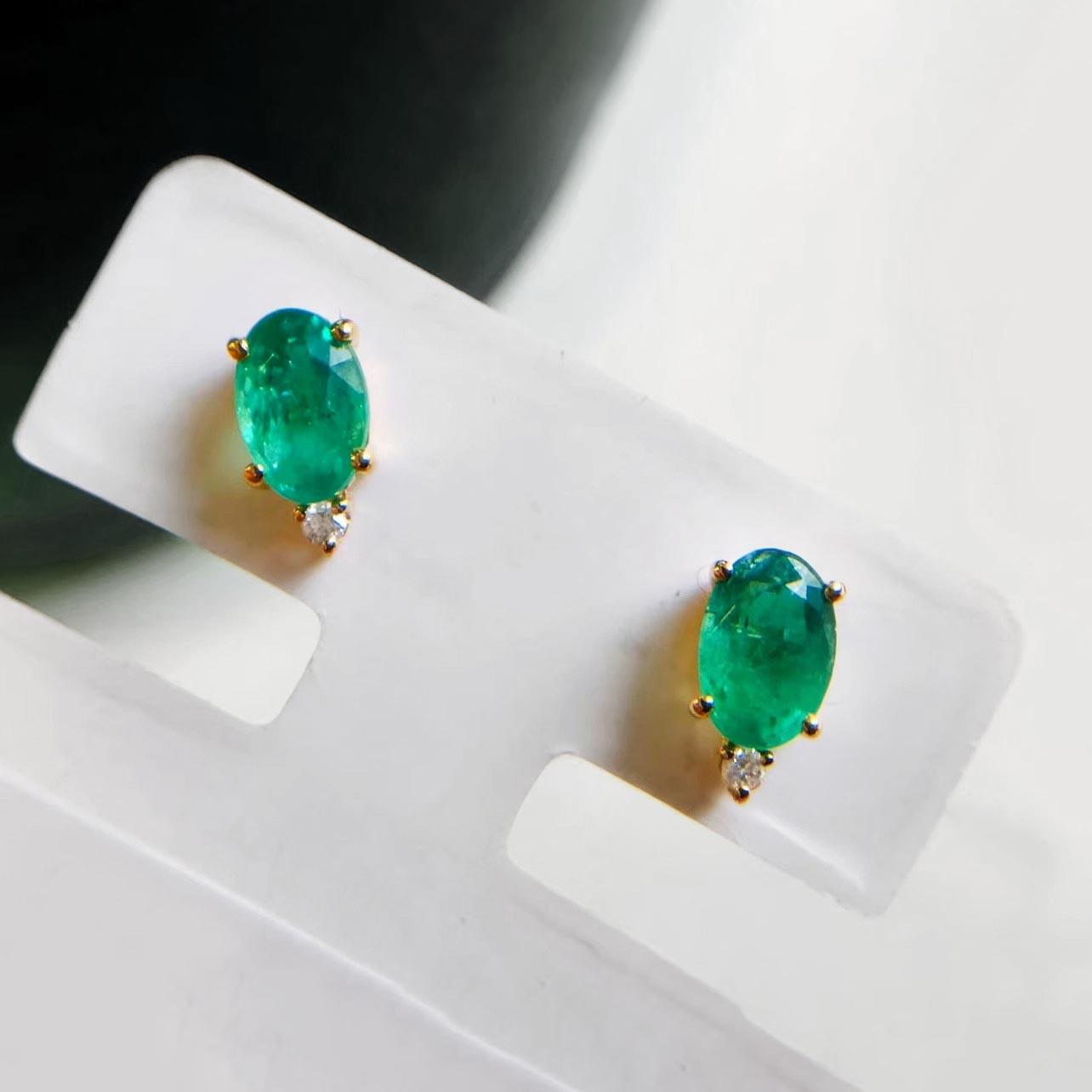 emerald diamond earrings 18k gold