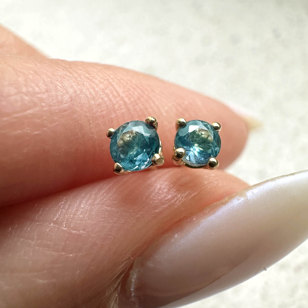 light blue tourmaline earring 18k gold on hand