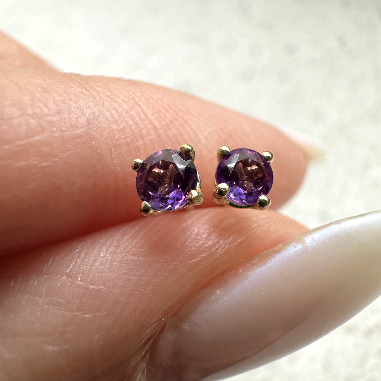 purple tourmaline earring 18k gold on hand