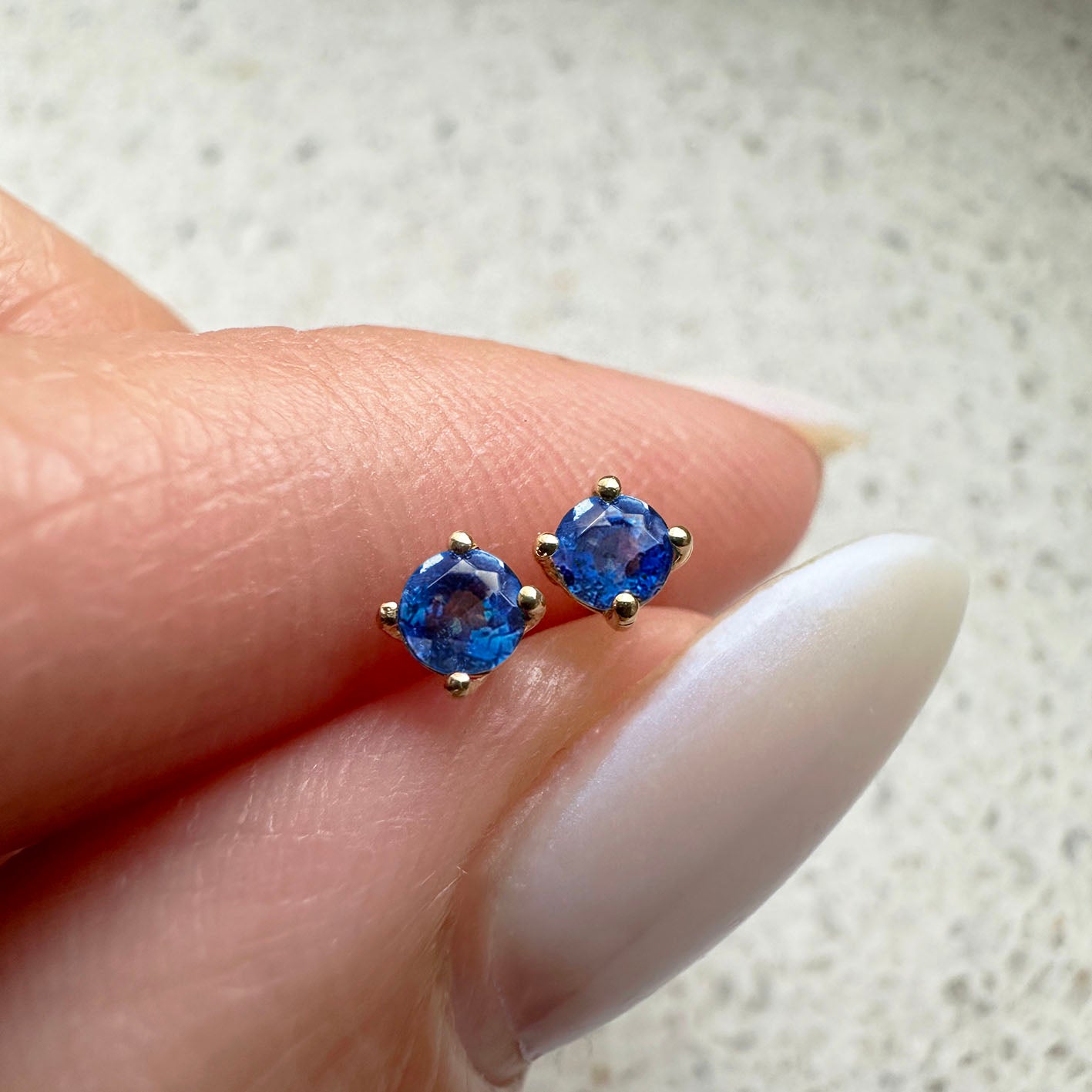 single tulip blue sapphire earrings 18k gold on hand