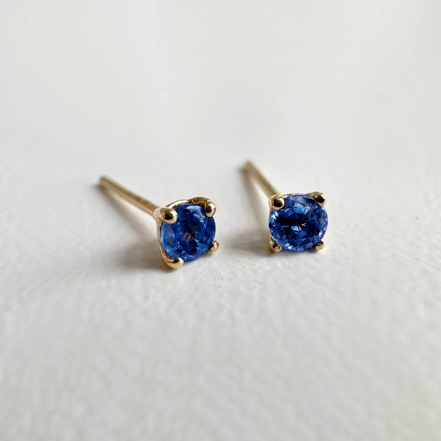 single tulip blue sapphire earrings 18k gold