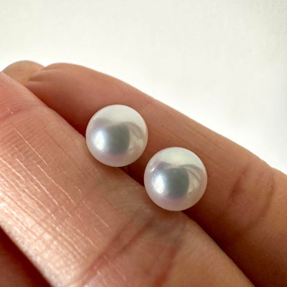 underwater 8mm akoya cultured pear earring in 18k white gold on hand