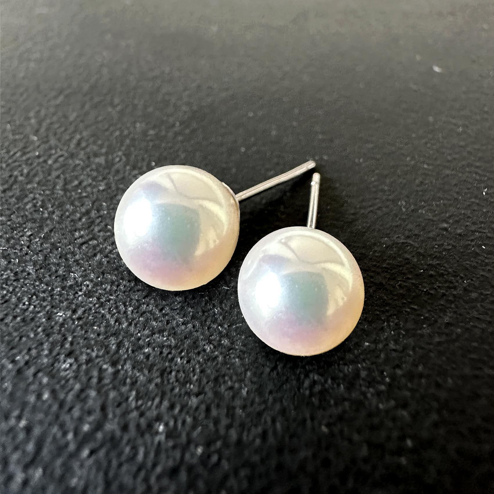 underwater 8mm akoya cultured pear earring in 18k white gold on table