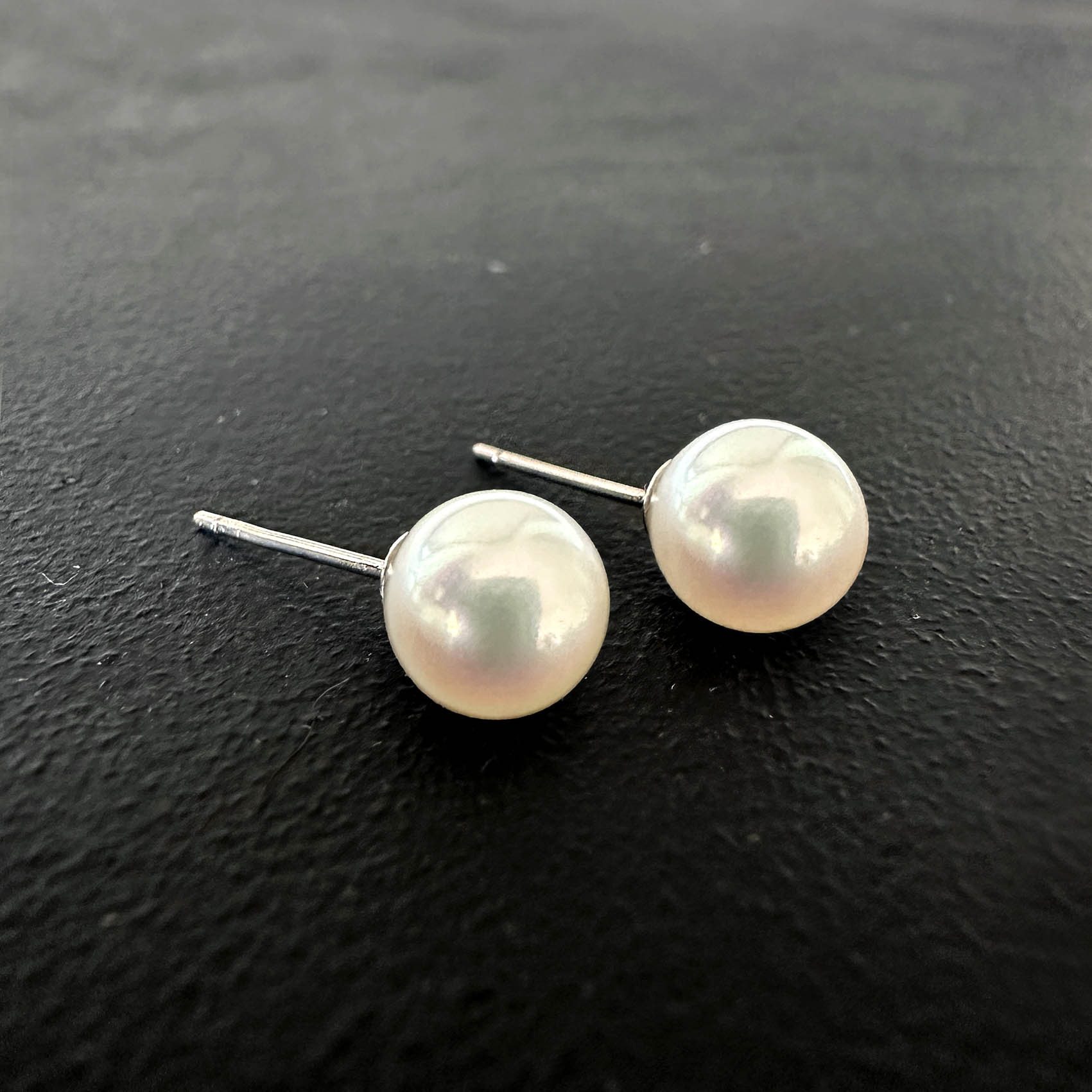 underwater 8mm akoya cultured pear earring in 18k white gold