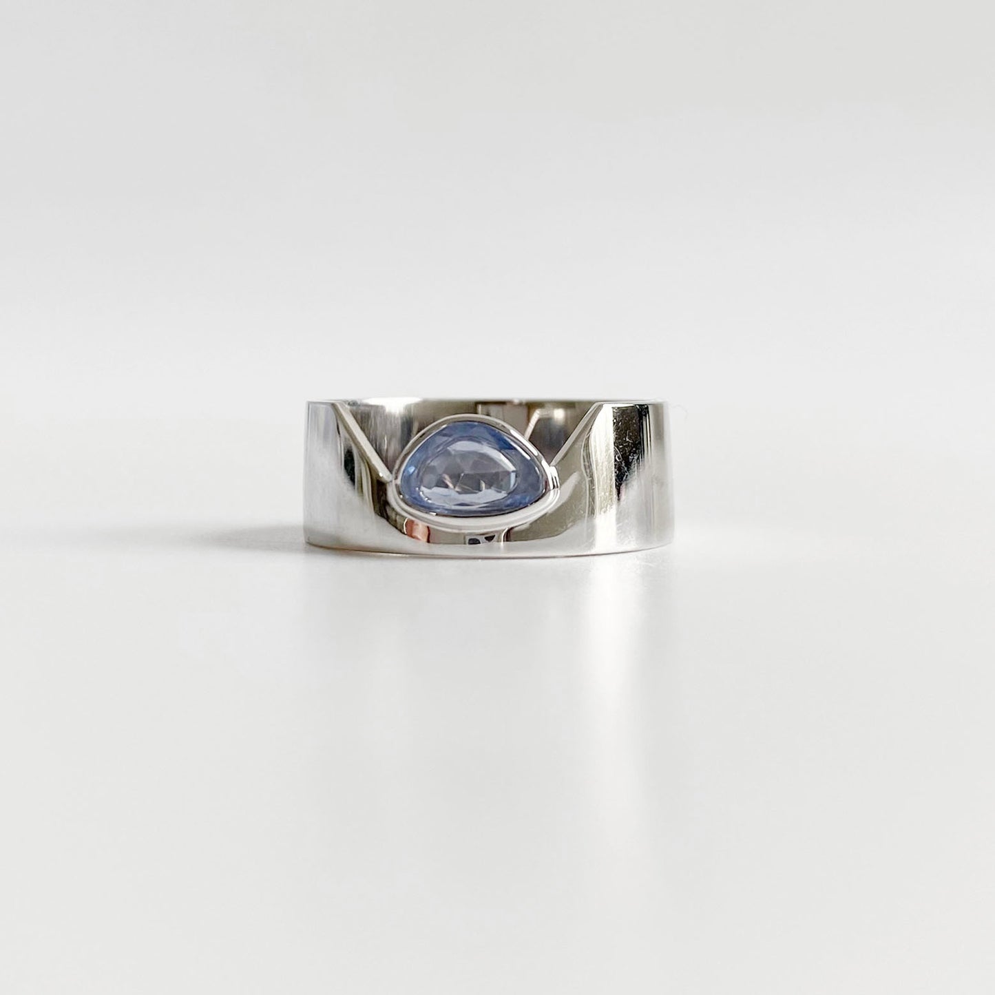 blue sapphire cigar ring 18k white gold