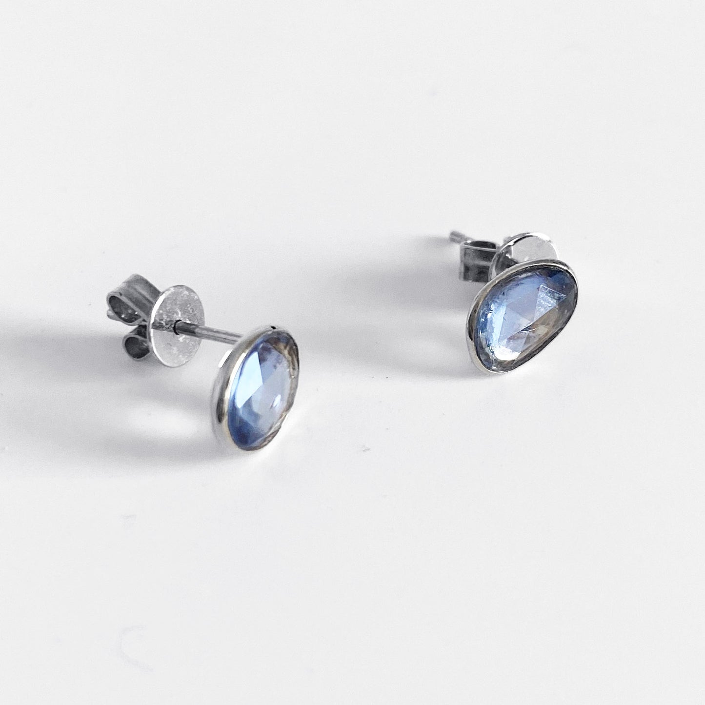 blue sapphire earrings 18k white gold