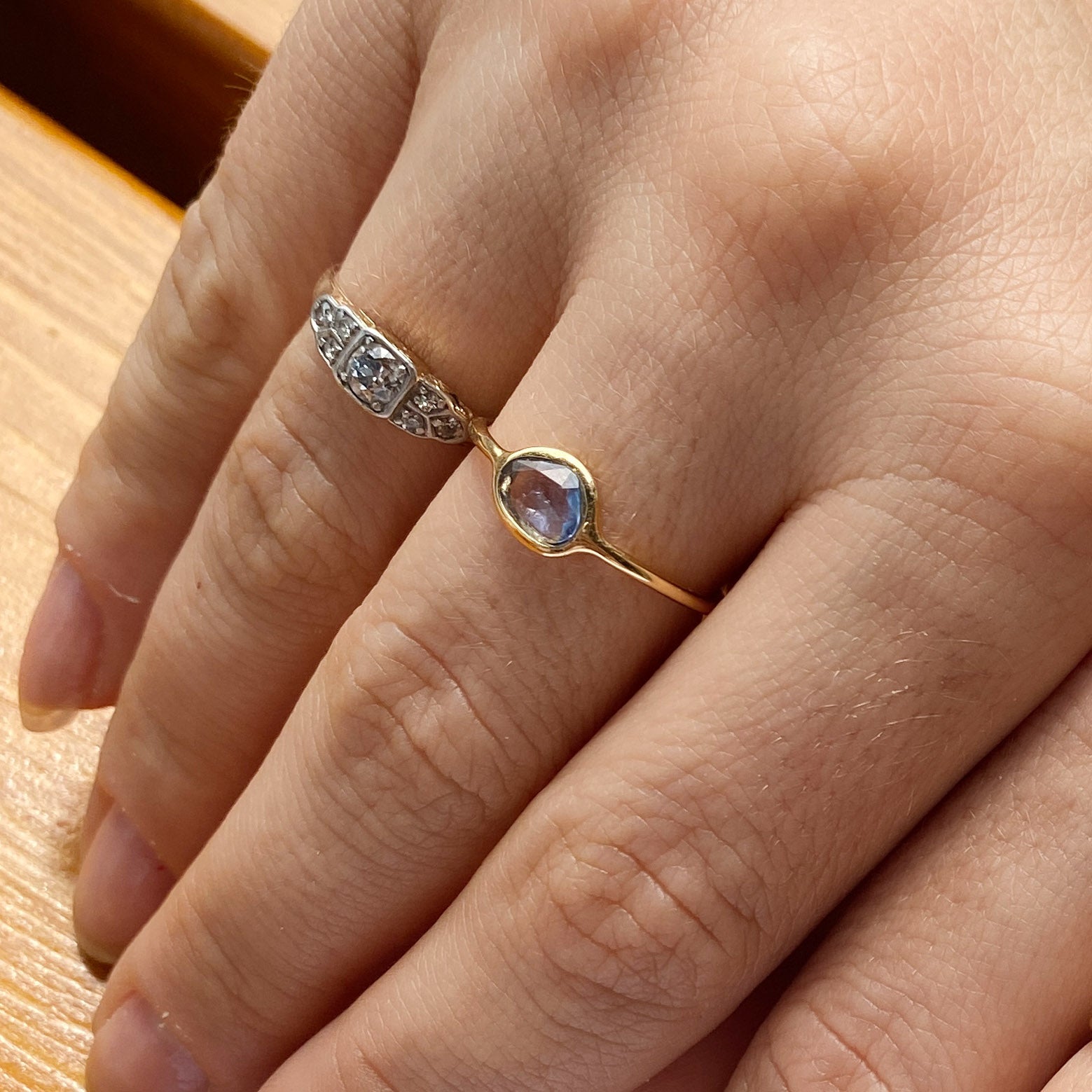 blue sapphire ring 18k gold on finger