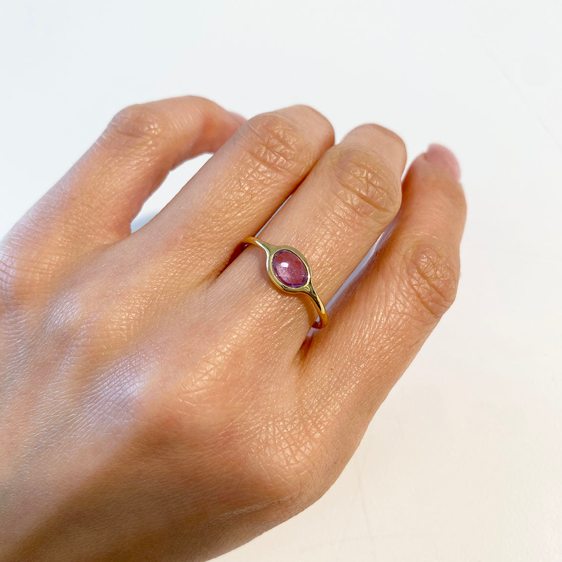 pink 058ct sapphire ring 18k gold on finger