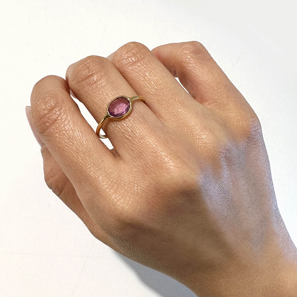 pink 079ct sapphire ring 18k gold on finger