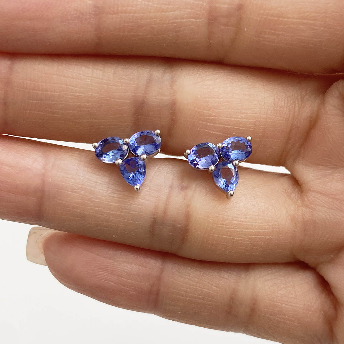 tanzanite 2ct earrings 18k white gold on hand